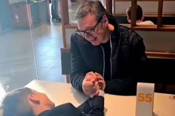 "REŠIO DA IZVEDE TATU" Vučić objavio video snimak sa najmlađim sinom: Otkrio kako se provode (VIDEO)