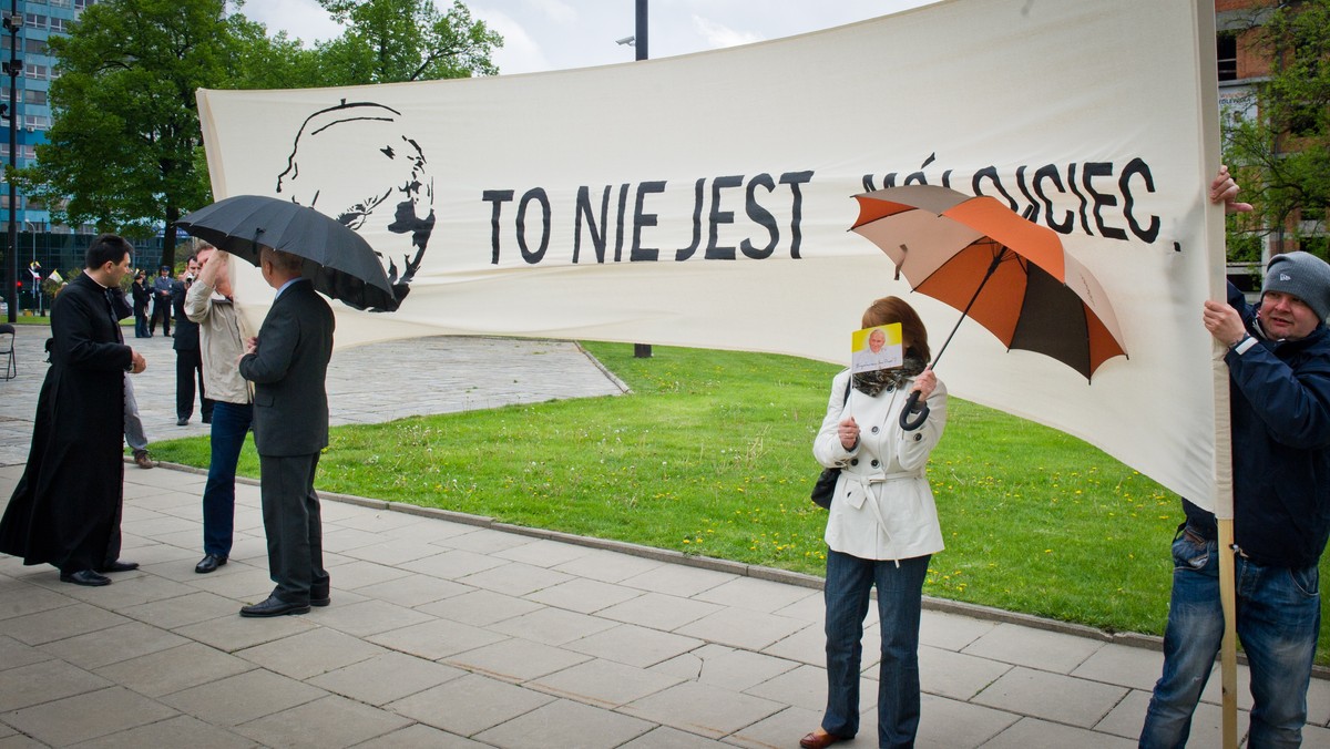 Setki wiernych zebrały się w łódzkiej archikatedrze i obok świątyni, gdzie na dwóch telebimach transmitowana była msza beatyfikacyjna Jana Pawła II. Uroczystości zakłóciło rozwieszenie transparentu z napisem "To nie jest mój ojciec". Wieczorem o godz. 20 rozpoczną się imprezy pod nazwą "Blessed Night" (Noc błogosławionego).