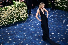 Glumicu niko nije video u javnosti, a onda se fanovima JAVILA IZ BOLNICE: "Završila sam hitno na operaciji zbog USKIH FARMERKI"