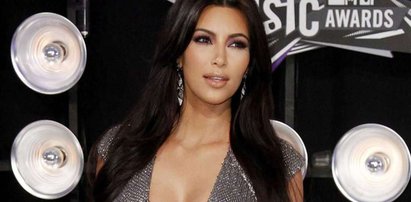 Tak Kim Kardashian maskuje brzydką chorobę