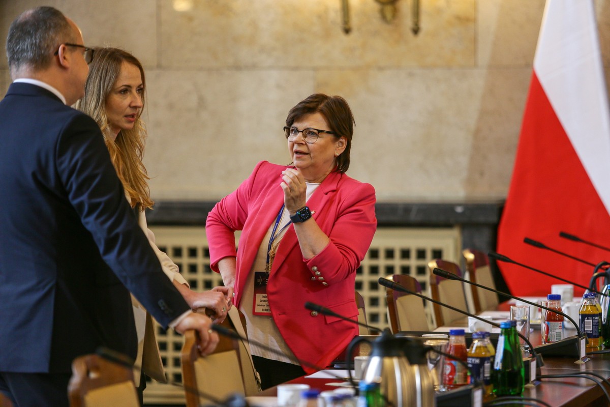 Minister zdrowia Izabela Leszczyna i minister rodziny, pracy i polityki społecznej Agnieszka Dziemianowicz-Bąk przed wyjazdowym posiedzeniem rządu w Katowicach