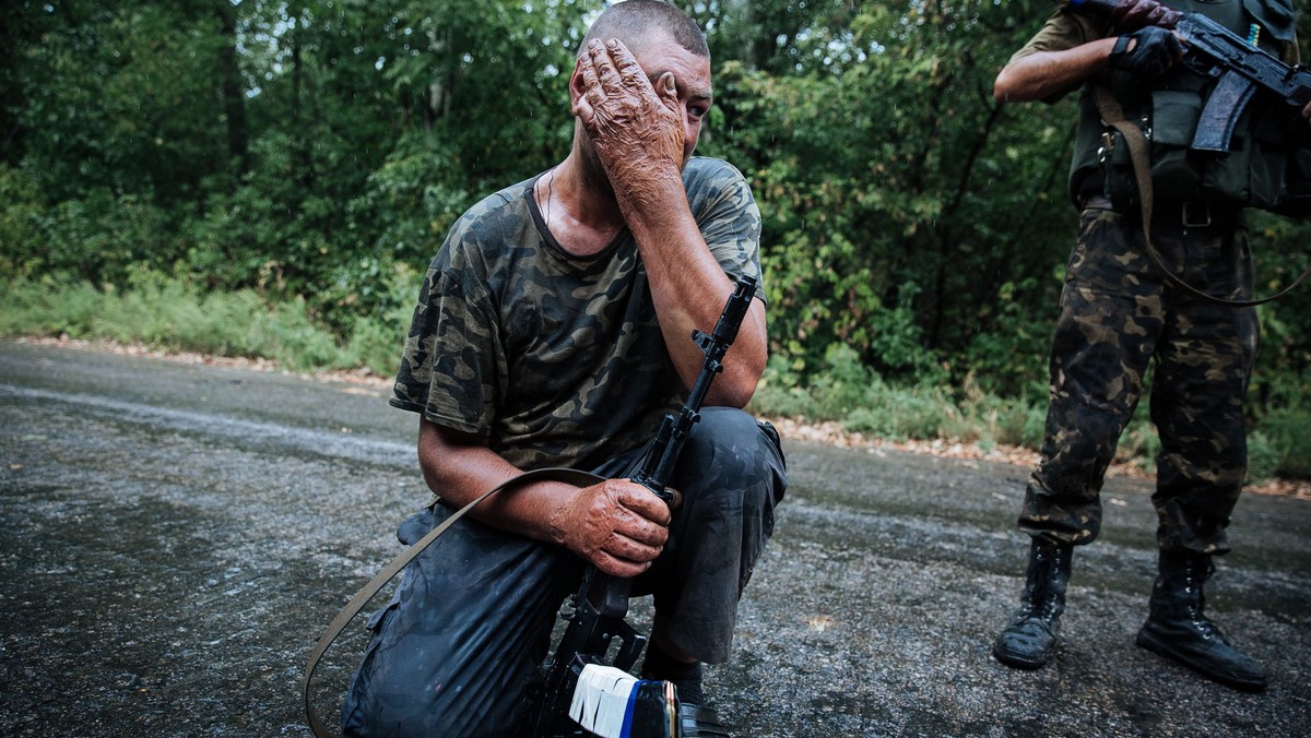 Kilkadziesiąt żon rosyjskich żołnierzy próbowało zorganizować w Kostromie manifestację, by domagać się wyjaśnień na temat losu ich bliskich wobec doniesień o wtargnięciu rosyjskich sił na Ukrainę. Władze nie pozwoliły na rozwinięcie transparentów.