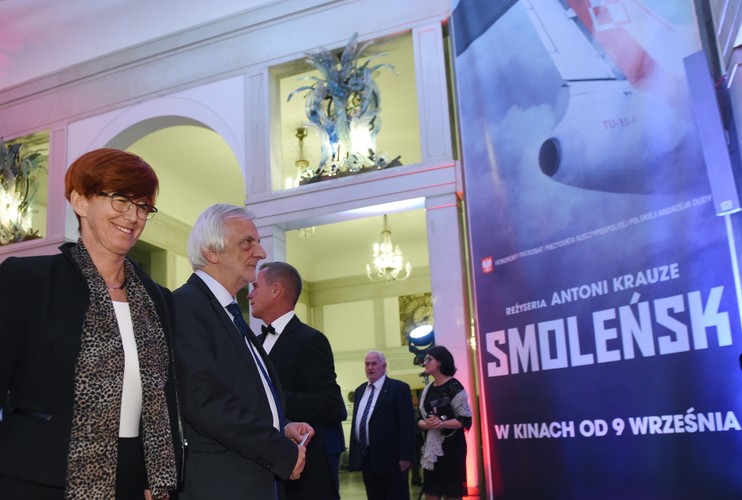 <strong>Minister edukacji narodowej: Trzeba o tym mówić</strong>
<br></br>
O swoich wrażeniach z pokazu „Smoleńska” mówiła także m.in. minister edukacji narodowej Anna Zalewska. „Dzięki filmowi katastrofa smoleńska stała się tematem społecznym. Metamorfoza dziennikarki była szczególnie ważnym elementem – na postaci Niny pokazano, jak tamto wydarzenie zmieniło nawet tych, którzy uczestniczyli w manipulacjach