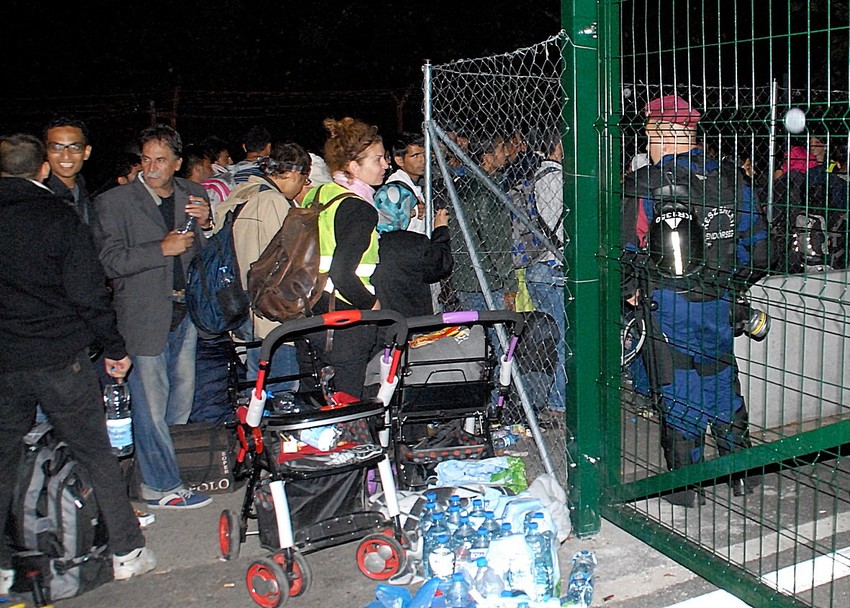 Policija je sinoć migrante propuštala u grupama