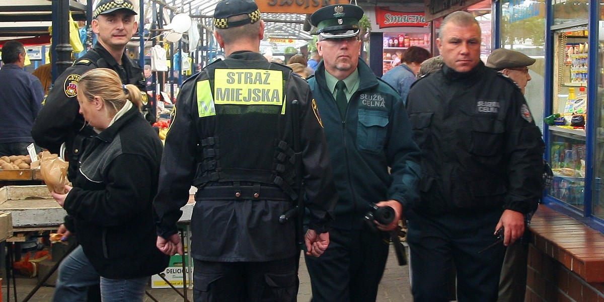 Służba Celna i Straż Miejska kontroluje bazary.