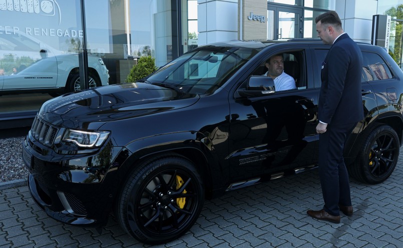 Pierwszym nabywcą Jeepa Grand Cherokee Trackhawk został pan Tomasz z Warszawy, miłośnik motoryzacji, a zawodowo właściciel firmy budowlanej.