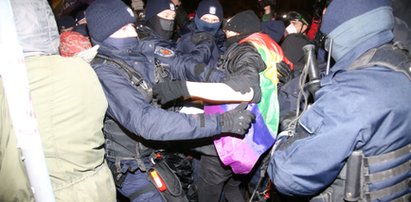 Wywieźli kobiety nocą poza Warszawę. Tak tłumaczy się policja