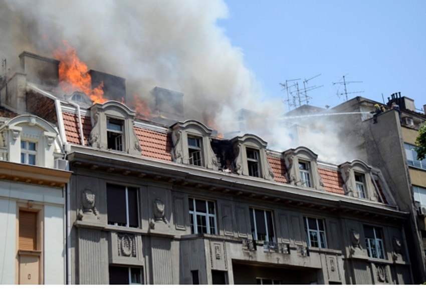 Požar na vrhu zgrade u Kosovskoj ulici