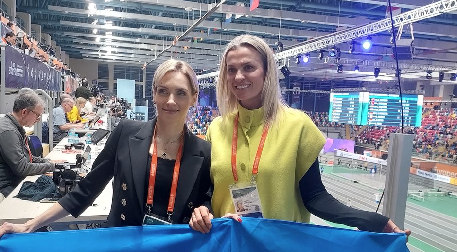 Natalija Dobrynska (z prawej) i Olha Saładucha, ukraińskie medalistki olimpijskie w siedmioboju i trójskoku, podczas HME 2023 w Stambule