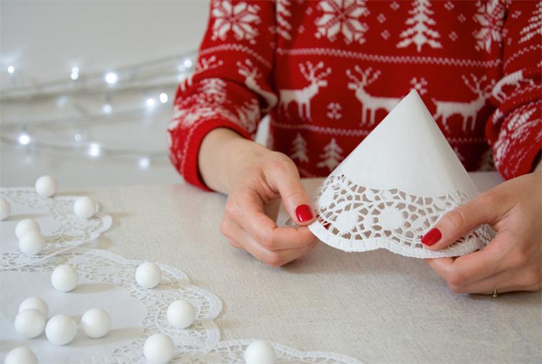 Ozdoby świąteczne DIY: choinki z koronkowych serwetek - Dom