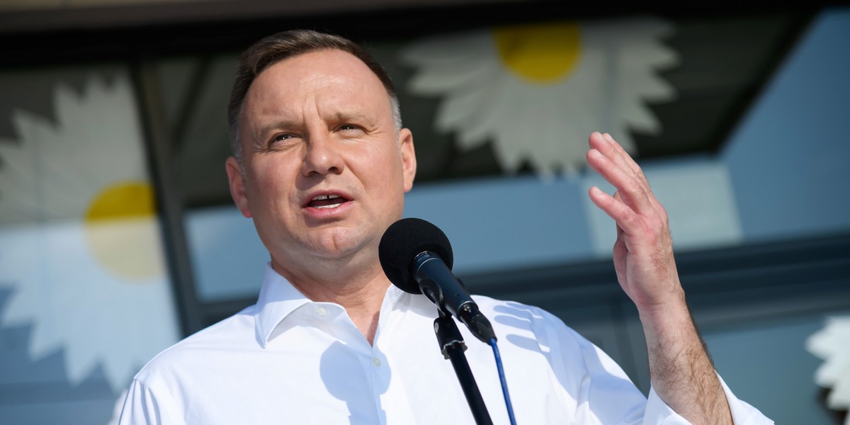 W oświadczeniu majątkowym w zasobach pieniężnych prezydent Andrzej Duda zapisał ok. 120 tys. zł oraz ok. 30 560 euro na rachunkach bankowych. Dochodzą do tego papiery wartościowe: 446 akcji firmy biotechnologicznej Skotan SA.