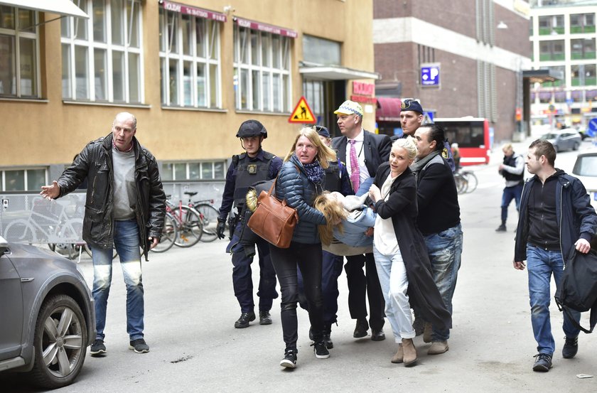 Wstrząsające zdjęcia ze Sztokholmu. Ciężarówka wjechała w tłum