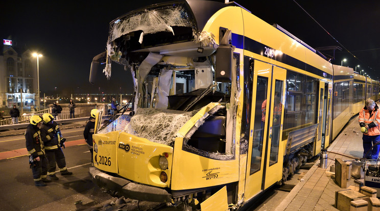Ráfutásos balesetben összeroncsolódott Combino villamosok műszaki mentését végzik Budapest IX. kerületében, a Boráros térnél 2022. december 19-én. Az este történt baleset helyszínéről a mentők egy súlyos és öt könnyebb sérültet vittek kórházba. Reggelre helyreállt a közlekedés a 4-es és a 6-os villamos vonalán.  / Fotó: MTI/Lakatos Péter