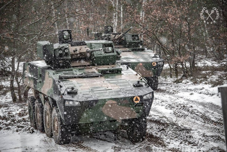 Polskie KTO Rosomak z bezzałogowymi wieżami ZSSW-30.