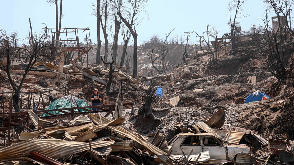 Widok domów zniszczonych w pożarach lasów w Chile