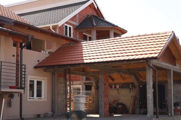 ZAMENILA KROV, NAPRAVILA GARAŽU I POMOĆNE OBJEKTE Tanja Savić renovirala porodičnu kuću, komšije razvezale jezik: "Pomaže roditeljima, sve je sama platila" (VIDEO)