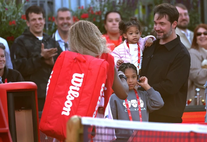 Serena Vilijams sa ćerkama i suprugom nakon jučerašnjeg meča