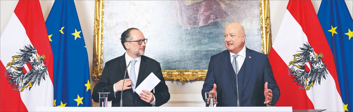 Dotychczasowy p.o. kanclerza Austrii Alexander Schallenberg ze swoim następcą Christianem Stockerem