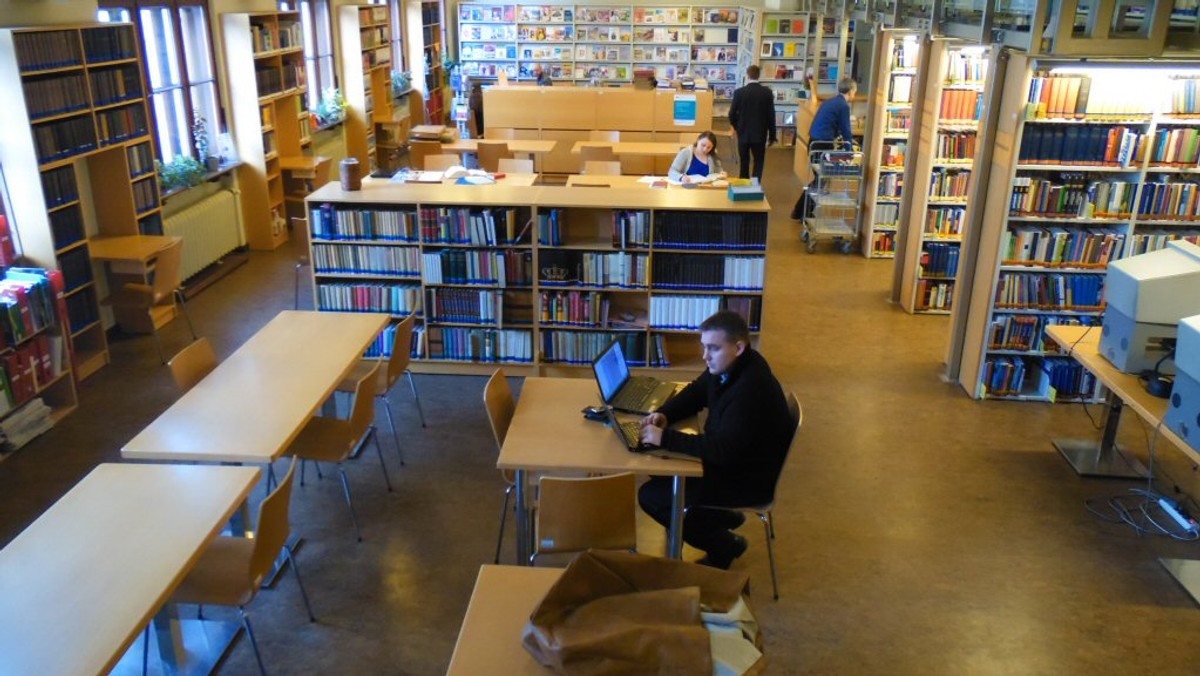 Biblioteka Uniwersytecka UAM wychodzi naprzeciw studentom w czasie sesji egzaminacyjnej. Z uwagi na to, że nie wszyscy mają dobre warunki do nauki, wprowadza nietypowe godziny otwarcia. "Nocne Rendez-BU" potrwa do 12 lutego.