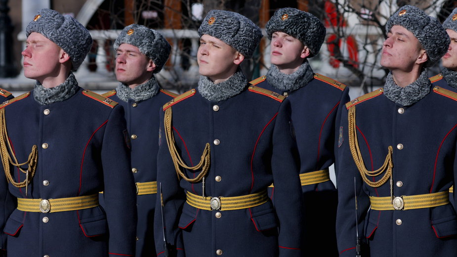 Młodzi rosyjscy żołnierze w galowych mundurach. Warta przy grobie nieznanego żołnierza