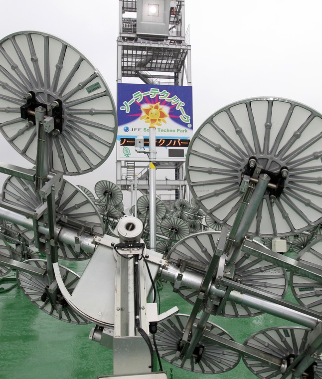 Baterie słoneczne w elektrowni słonecznej Solar Techno Park, należącej do JFE Engineering Corp.'s.  Jokohama, prefektura Kanagawa, Japonia, 5.10.2011. (1) Fot. Koichi Kamoshida/Bloomberg.