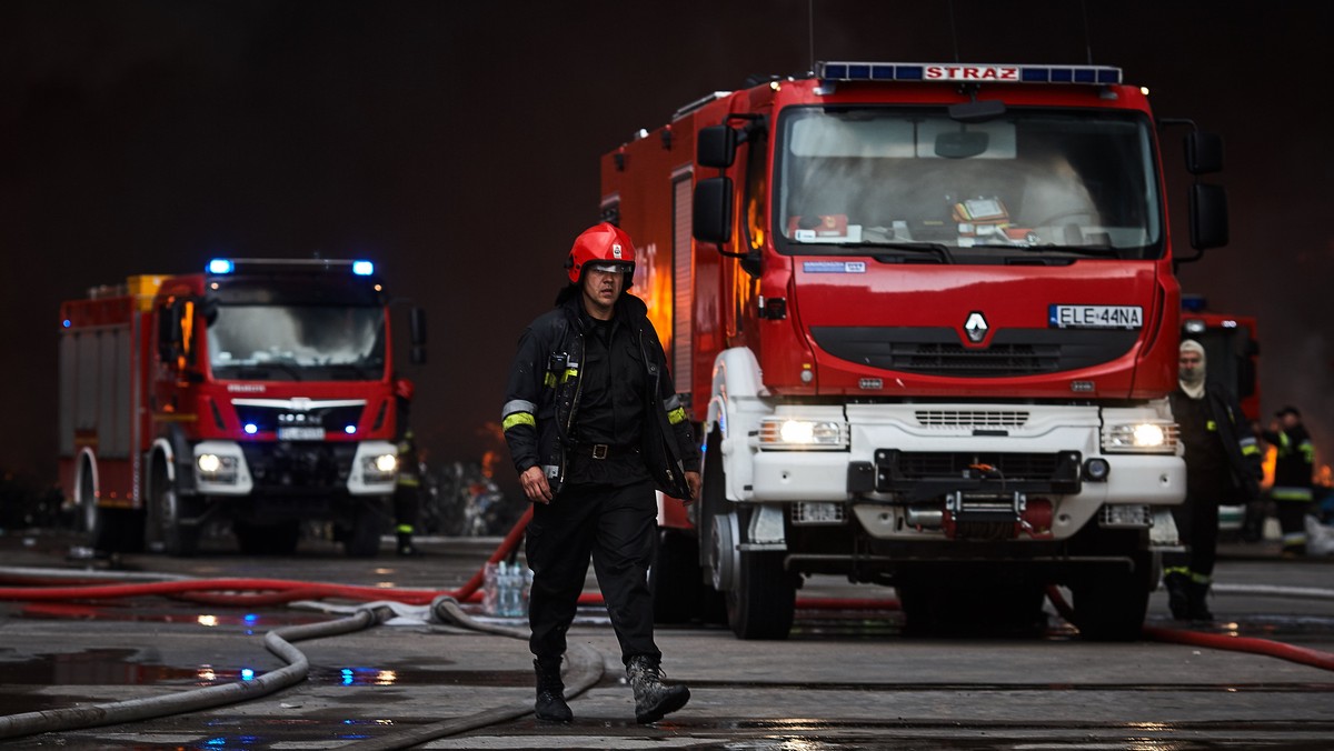 Strażacy zakończyli, trwająca od ub. piątku, akcję gaśniczą składowiska odpadów w Zgierzu. Miejsce zdarzenia przekazano właścicielom obiektu - poinformował w piątek rzecznik strażaków w Łódzkiem Jędrzej Pawlak. Śledztwo ws. pożaru prowadzi Prokuratura Okręgowa w Łodzi.