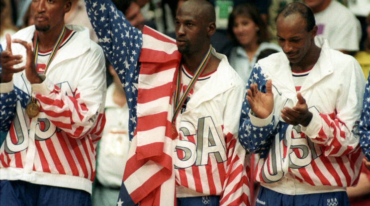 Michael Jordan az 1992-es barcelonai olimpiai dobogó felső fokán. Az itt viselt meze a napokban kelt el 217 ezer dollárért, mely több mint 88 millió forint. /Fotó:NorthFoto