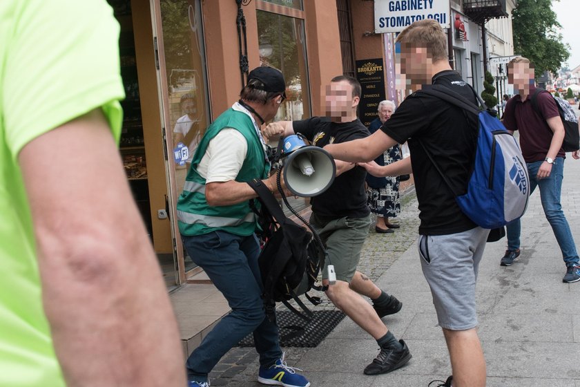 Tak policja ochrania miesięcznice, a tak działaczy KOD