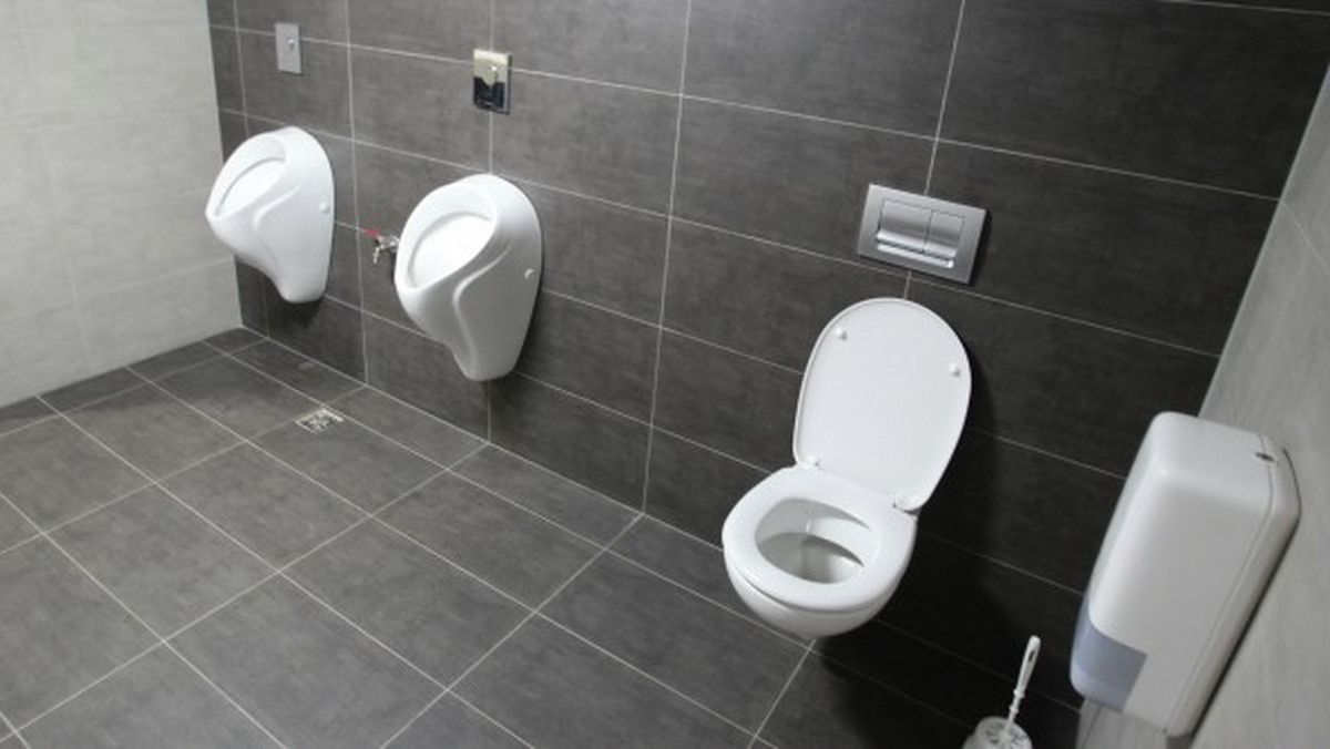 W toalecie w hali Arena Szczecin zostało wprowadzone niecodzienne rozwiązanie. Spokojnie może się w niej toczyć życie towarzyskie.