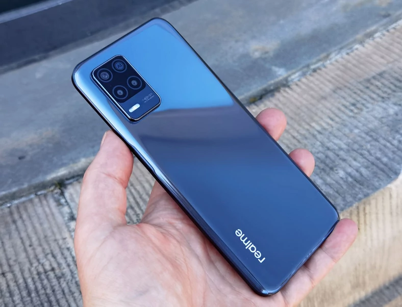 Realme 8 5G był jednym z najtańszych smartfonów 5G w 2021 r. Swoją moc czerpał z bardzo popularnego w takich urządzeniach chipsetu MediaTek Dimensity 700