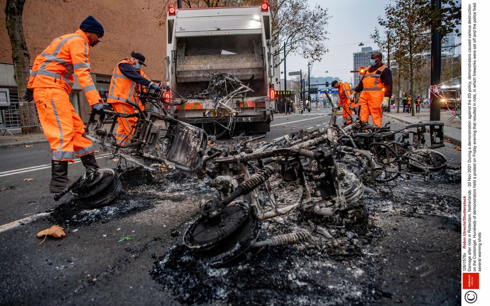 Demonstracje w Rotterdamie przeciwko rządowym obostrzeniom