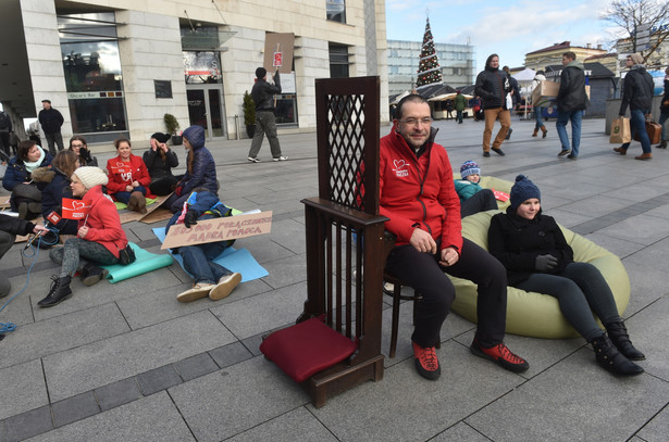 Konfesjonał przed galerią handlową. Ksiądz zachęca do reflaksji