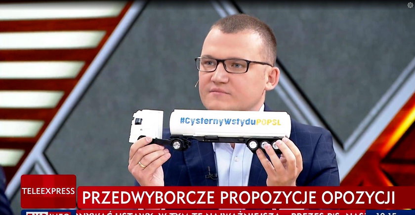 Paweł Szefernaker wręczył Krzysztofowi Paszykowi cysternę wstydu