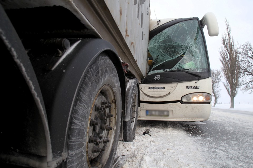 WIŚNIEWO WYPADEK AUTOBUS CIĘŻARÓWKA ZDERZENIE