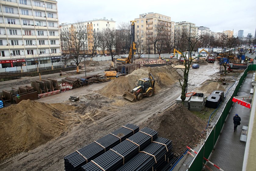 Sprawdzają budynki w okolicy metra