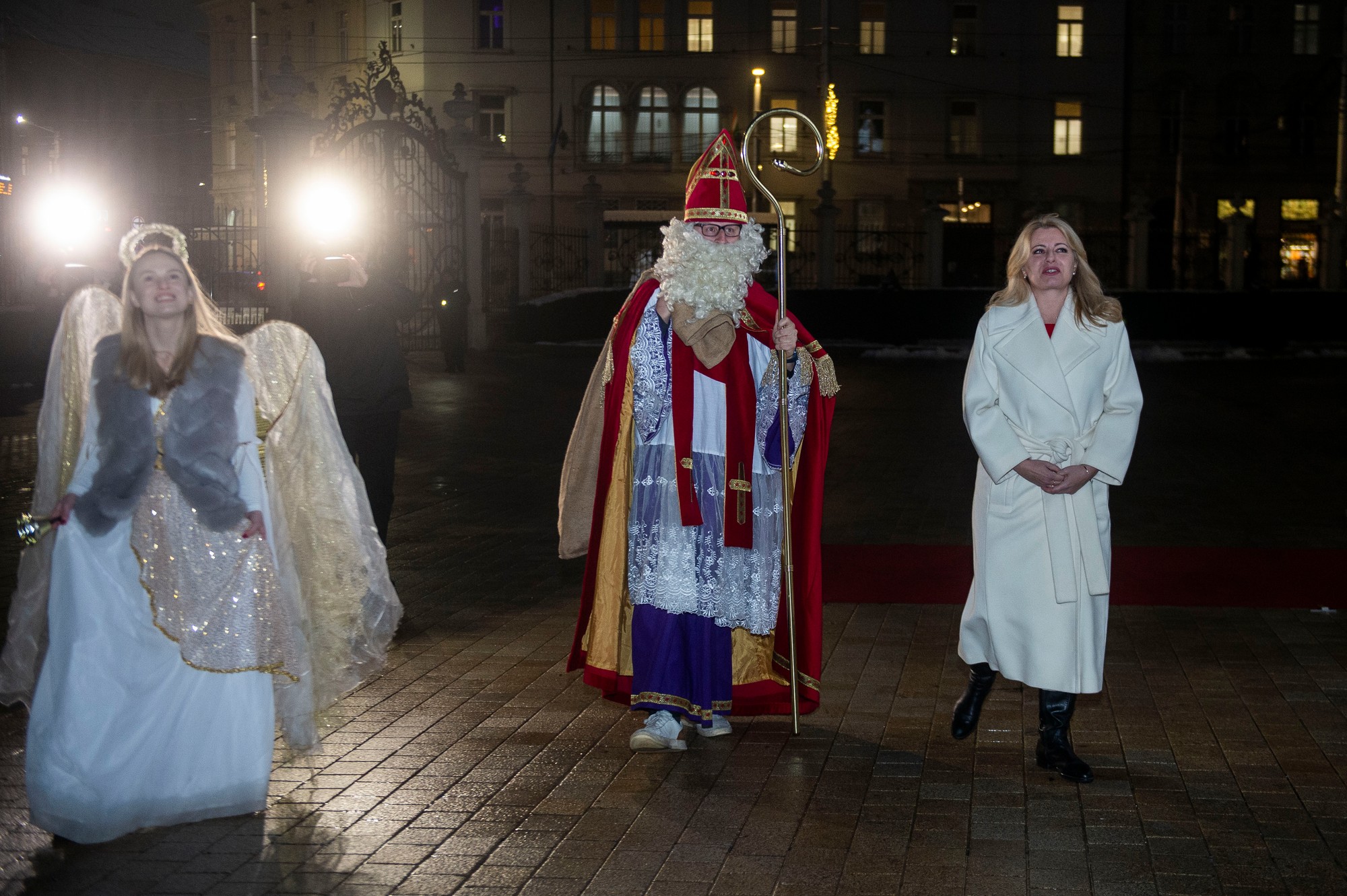 Zuzana Čaputová rozsvietila vianočný stromček spolu s deťmi z detskej onkológie pred Prezidentským palácom.