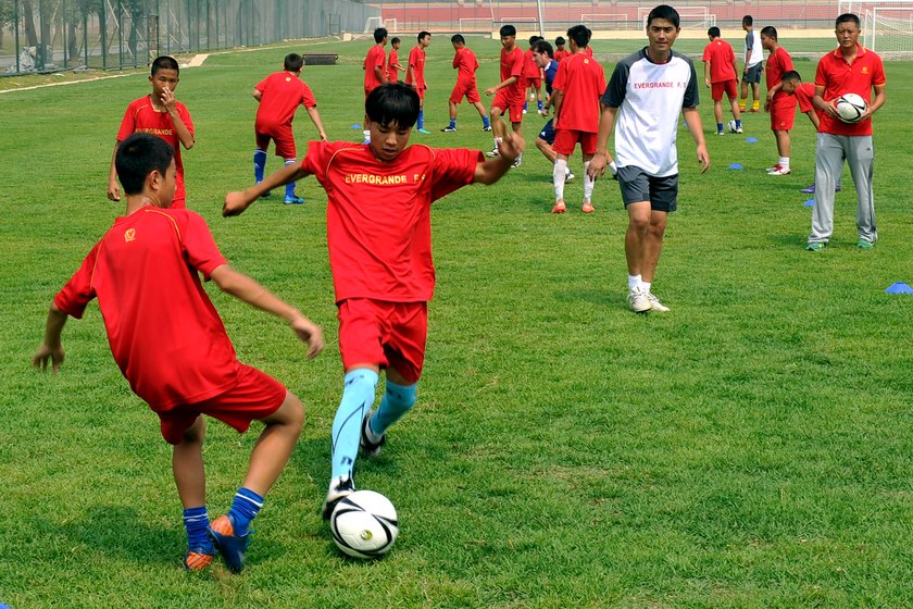 Chińczycy zbudowali największą fabrykę futbolu. To 50 boisk