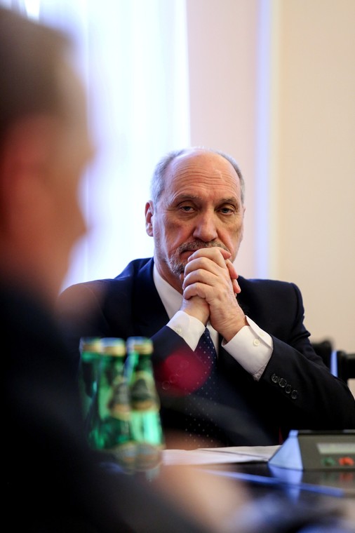 Minister obrony narodowej Antoni Macierewicz podczas posiedzenia sejmowej komisji obrony
