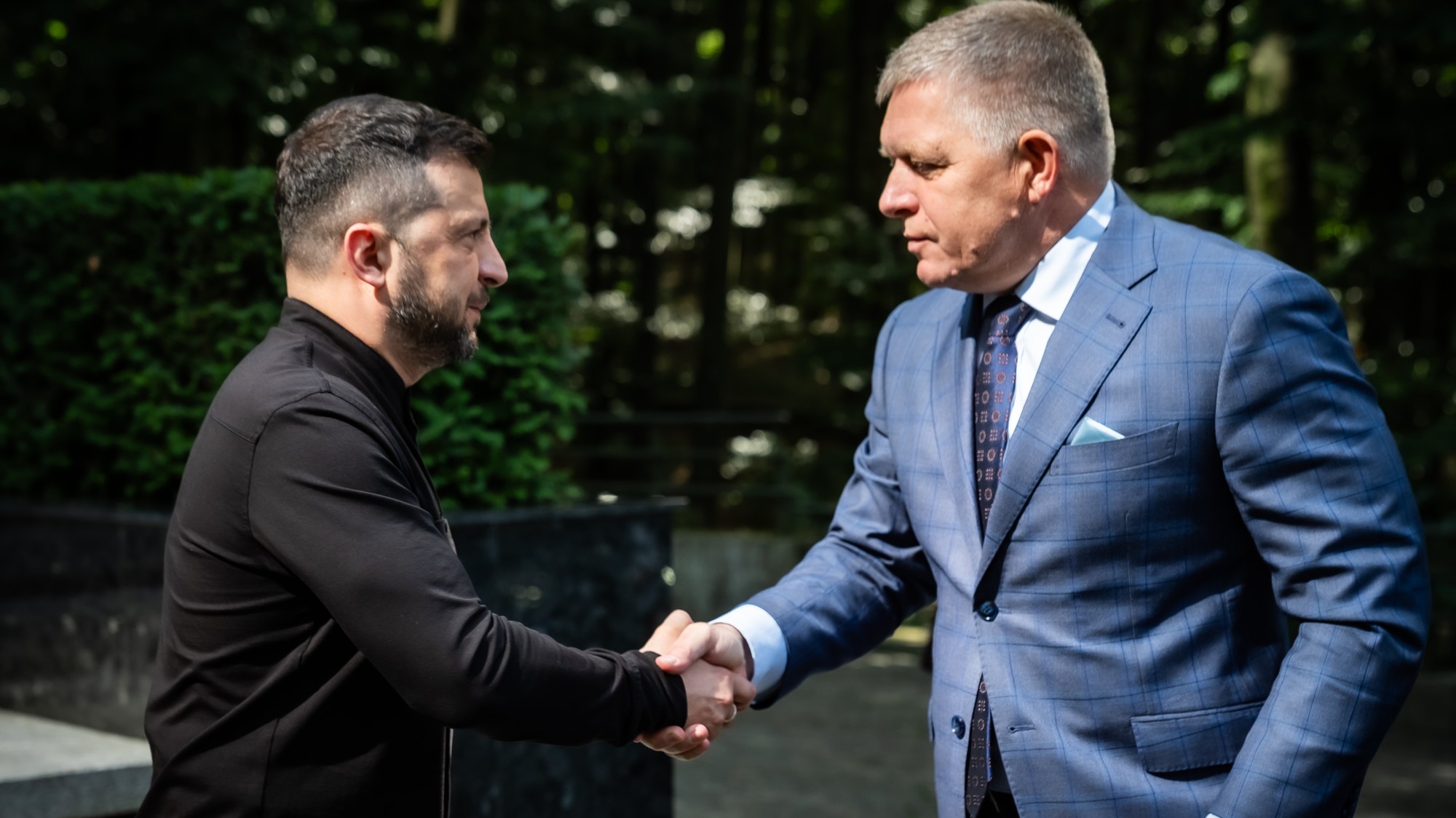 Zľava ukrajinský prezident Volodymyr Zelenskyj a slovenský premiér Robert Fico.