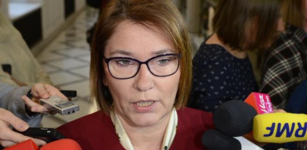 Rzecznik PiS Beata Mazurek rozmawia z dziennikarzami w Sejmie.