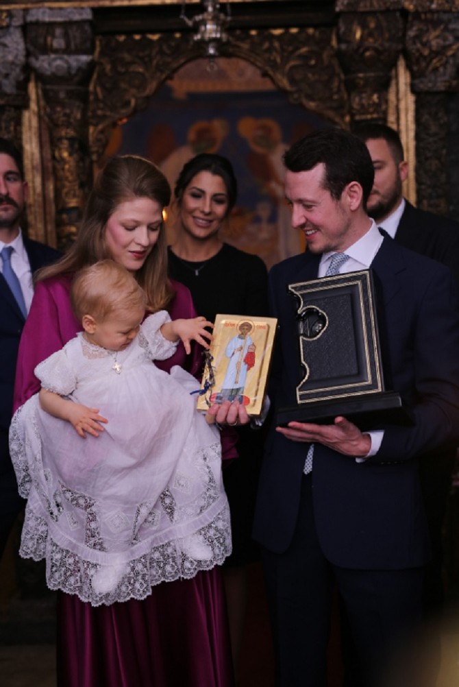 Princeza Danica Karađorđević i princ Filip Karađorđević sa sinom Stefanom Karađorđevićem i poklonima koje dobio od  Njegove Svetosti Patrijarha srpskogi gospodina Irineja