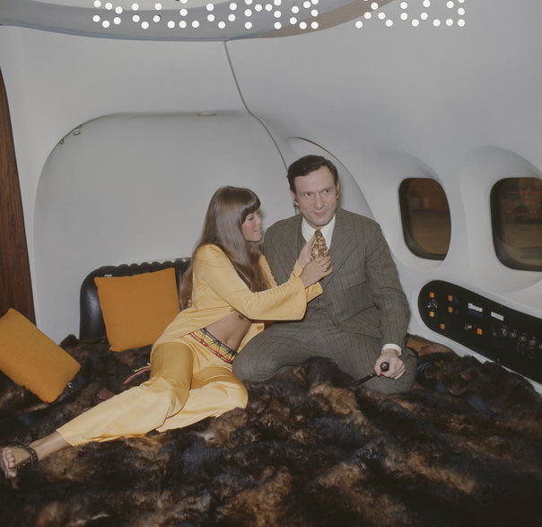 Barbi Benton i Hugh Hefner w jego prywatnym samolocie w 1970 r.
