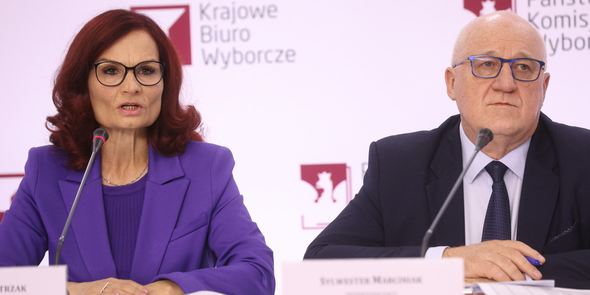 Przewodniczący PKW Sylwester Marciniak oraz sekretarz PKW Magdalena Pietrzak podczas konferencji prasowej Państwowej Komisji Wyborczej w Warszawie