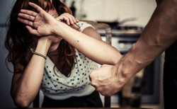 58-latek w areszcie za znęcanie się i "egzorcyzmy" nad żoną. "Trzymał własnoręcznie zrobiony sztylet"