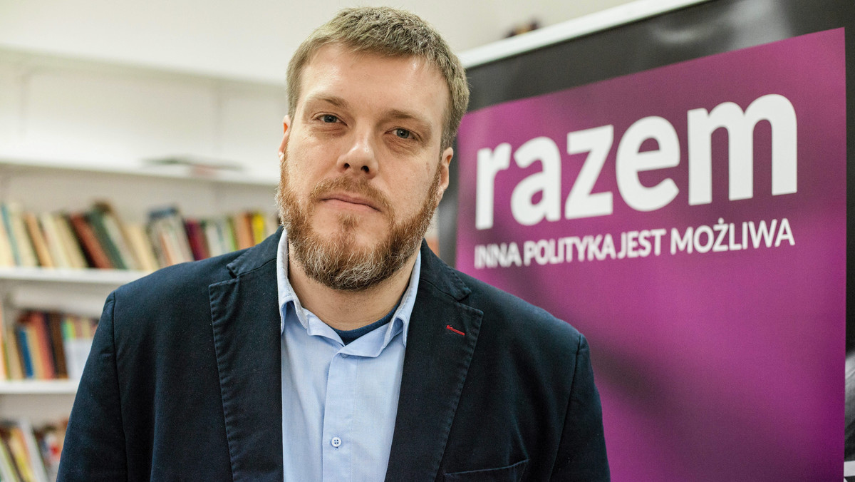 Należy powstrzymać reformę edukacji, bo jest nieprzygotowana – powiedział na konferencji prasowej w Opolu Adrian Zandberg z partii Razem.