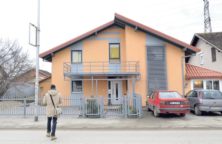 Živeo u kući u naselju Adice, gde je imao i firmu