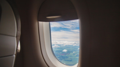 Dlaczego w oknach samolotu są niewielkie otwory? Mało kto o tym wie