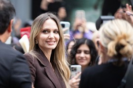 ANĐELINA DŽOLI SAMLELA KONKURENCIJU! Šlic do INTIMNE ZONE, GOLA NOGA I ISTA POZA kojom je 2012. hipnotisala svet: MANTIL - HALJINA za pravi modni spektakl