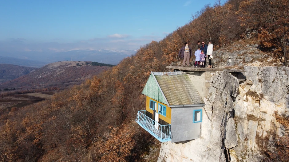 Majstor Mikina kućica na steni