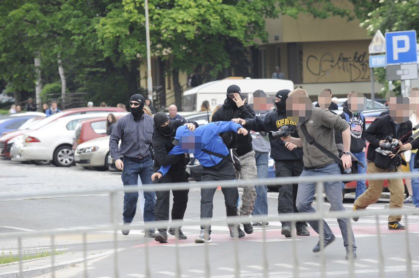 Zamieszki pod komisariatem przy ul. Trzemeskiej we Wrocławiu 